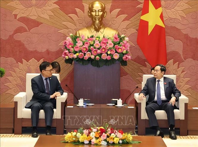 El presidente de la Asamblea Nacional de Vietnam, Tran Thanh Man (derecha), recibe al embajador surcoreano, Choi Young Sam. (Foto: VNA)