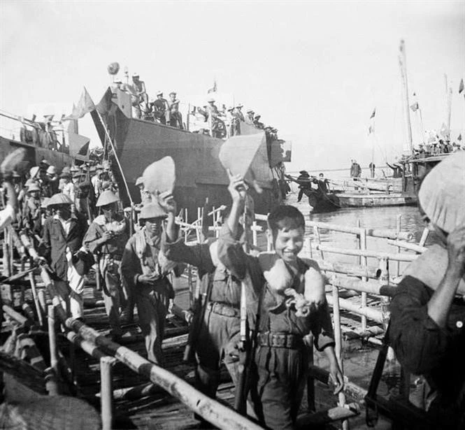 Los habitantes del Norte reciben a funcionarios, soldados y residentes del Sur en el muelle Sam Son, en la provincia central de Thanh Hoa, según el Acuerdo de Ginebra, el 25 de septiembre de 1954. (Foto: Archivo de VNA)