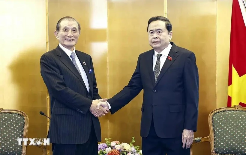 El presidente de la Asamblea Nacional de Vietnam, Tran Thanh Man (derecha), recibe al titular de la Junta Directiva del grupo Tokyu, Nomoto Hirofumi (Foto: VNA)