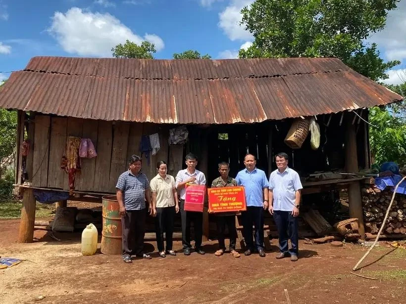 Las autoridades de la provincia de Gia Lai ofrecen apoyo financiero a la vivienda a un hogar pobre en el distrito de Ia Grai, en junio de 2024. (Fuente: Periódico Gia Lai)