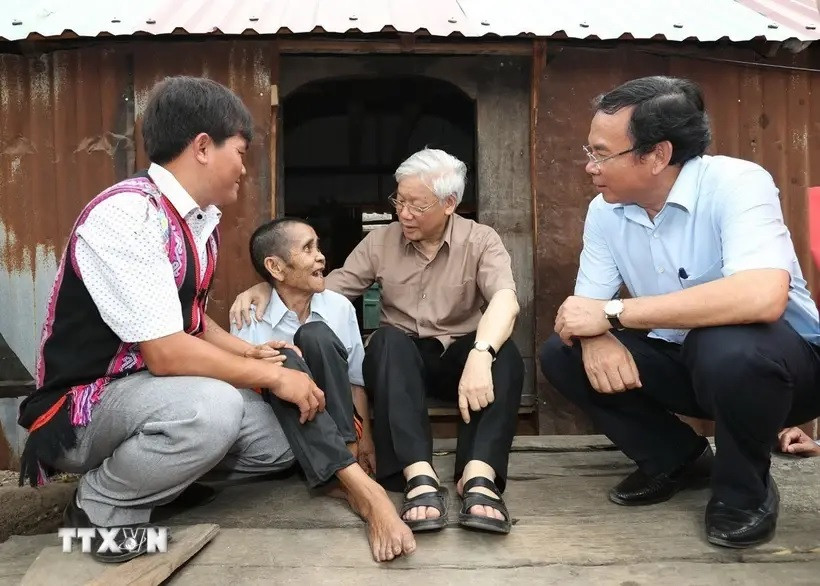 El secretario general del PCV, Nguyen Phu Trong, visita una familia con condiciones especialmente difíciles en la provincia de Gia Lai. (Foto: VNA)