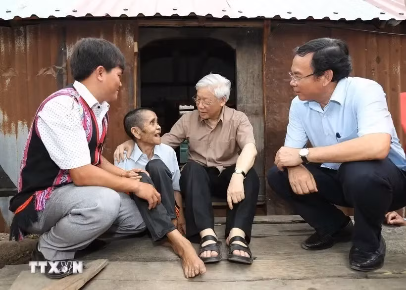 El secretario general del PCV, Nguyen Phu Trong, visita una familia con condiciones especialmente difíciles en la provincia de Gia Lai. (Foto: VNA)