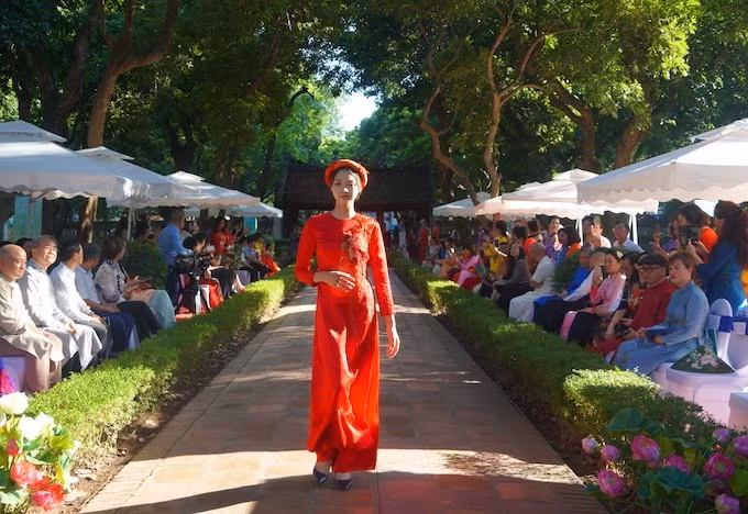 Presentan el Ao dai en la rueda de prensa. (Foto: nhandan.vn)