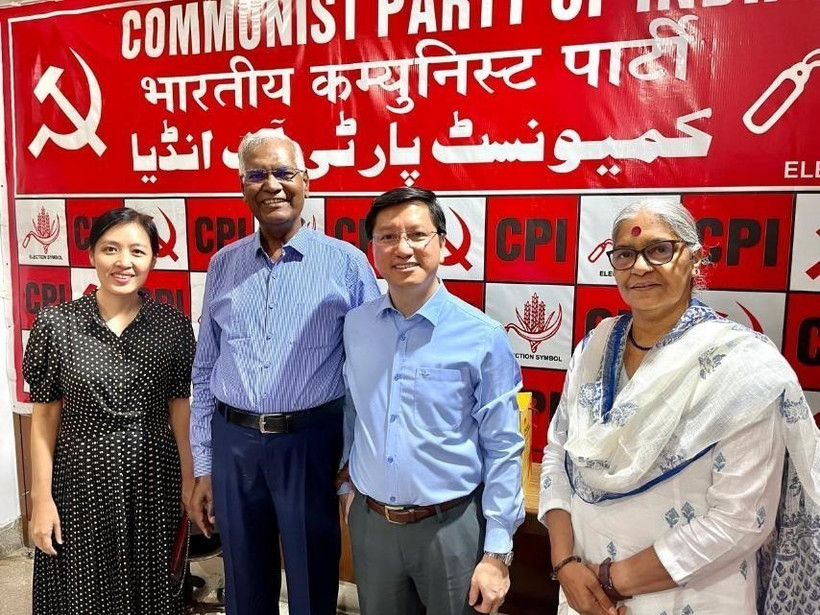 El embajador de Vietnam en la India, Nguyen Thanh Hai (segundo desde la derecha), y el secretario general del PCI, D.Raja (tercero desde la derecha) (Foto: Embajada de Vietnam en la India)