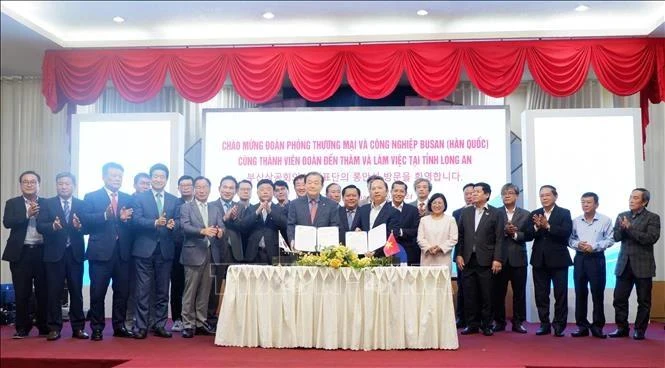 Representantes de Long An y la ciudad surcoreana de Busan firman un acuerdo de cooperación. (Fuente: VNA)