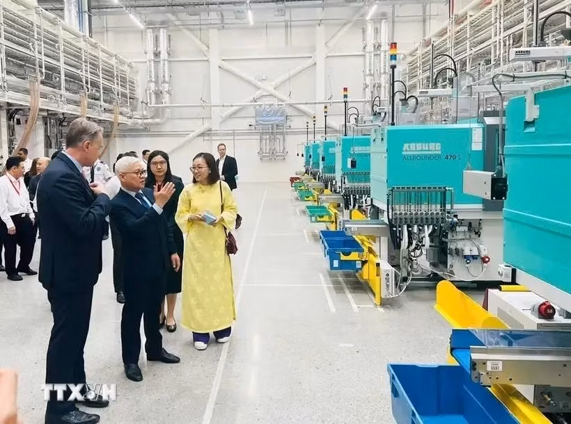 El secretario del Comité del Partido de Binh Duong, Nguyen Van Loi, visita la fábrica de Lego (Foto: VNA)