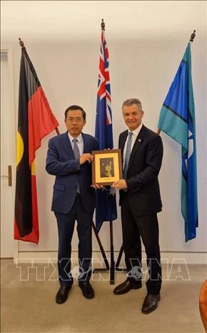 El embajador de Vietnam en Australia, Pham Hung Tam (izquierda), y Matt Thistlethwaite, miembro de la Cámara de Representantes y ministro adjunto de Inmigración del país oceánico. (Foto: VNA)