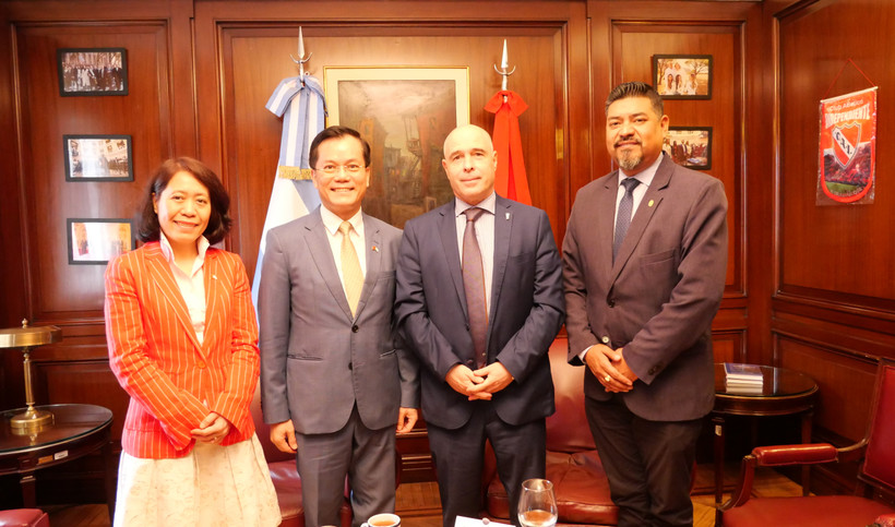 1- El Presidente provisional del Senado argentino, Bartolomé Abdala, el vicecanciller vietnamita Ha Kim Ngoc, la embajadora Ngo Minh Nguyet y Sergio Barboza, jefe de gabinete de la Subsecretaria Relaciones Internacionales y Cooperación Institucional de la Legislatura de Buenos Aires. (Fuente: VNA)