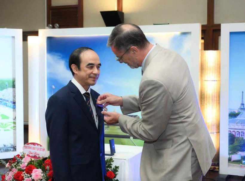 El embajador de Francia en Vietnam, Olivier Brochet otorga al profesor y doctor Nguyen Huu Tu, Rector de la Universidad Médica de Hanoi, la "Medalla de la Palma Académica". (Fuente: vietnamplus.vn)