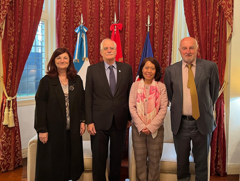 La embajadora vietnamita en Argentina, Ngo Minh Nguyet, recibe a Jorge Taiana, a cargo de los relaciones internacionales del Partido Justicialista argentino, excanciller y exministro de Defensa. (Fuente: VNA)