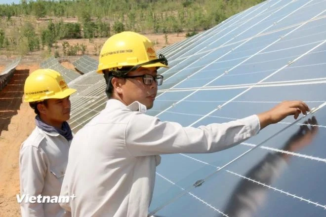 Instalación de un sistema de energía solar en el techo. (Fuente: Vietnamplus)