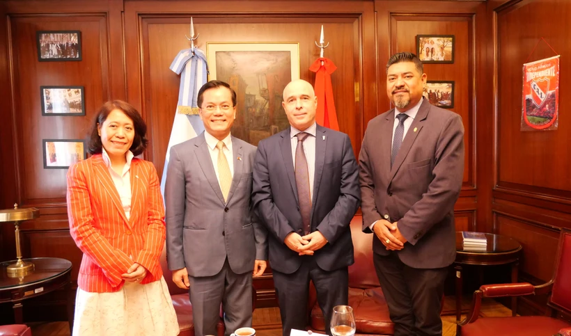 1- El Presidente provisional del Senado argentino, Bartolomé Abdala, el vicecanciller vietnamita Ha Kim Ngoc, la embajadora Ngo Minh Nguyet y Sergio Barboza, jefe de gabinete de la Subsecretaria Relaciones Internacionales y Cooperación Institucional de la Legislatura de Buenos Aires. (Fuente: VNA)