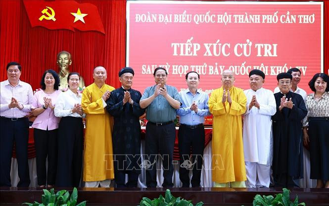 El primer ministro de Vietnam, Pham Minh Chinh, y la delegación parlamentaria de la ciudad deltaica de Can Tho, se reúnen con los votantes en el distrito de Thot Not. (Fuente: VNA)