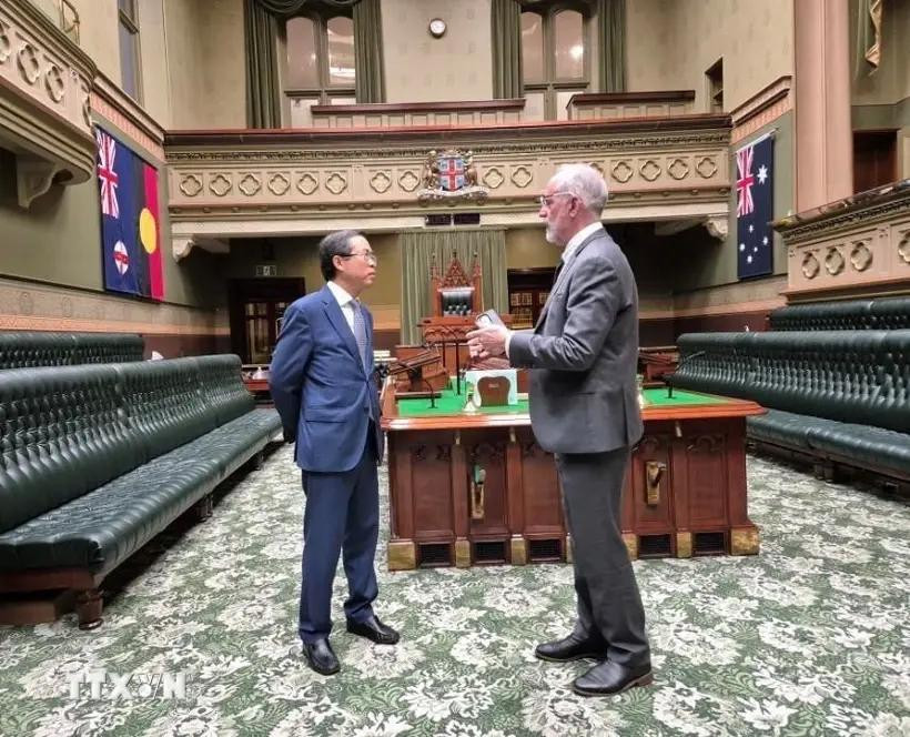 El embajador Pham Hung Tam y el portavoz del Parlamento de Nueva Gales del Sur, Greg Piper. (Fuente: VNA)
