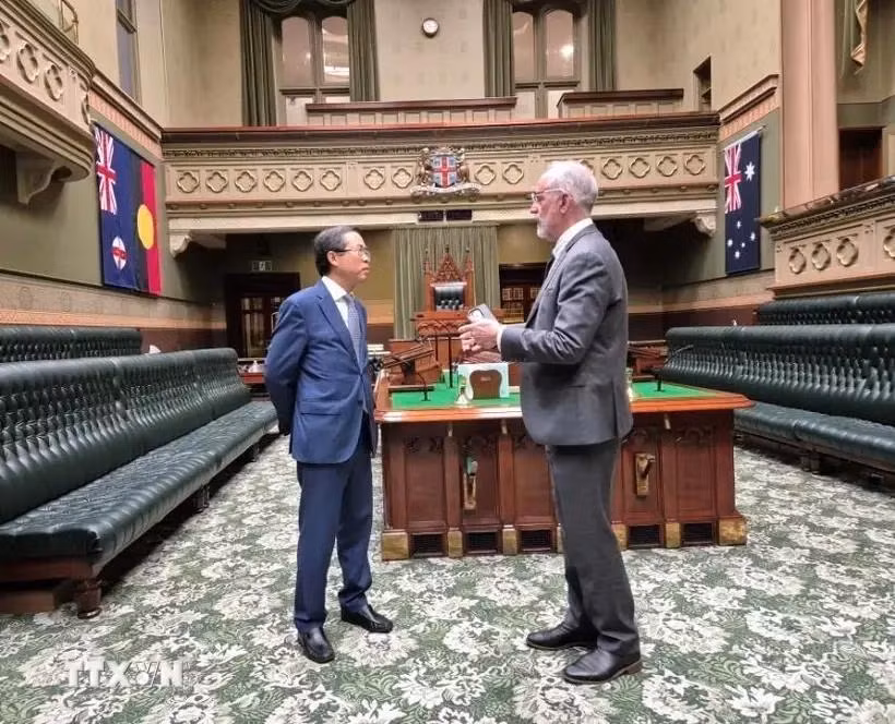 El embajador Pham Hung Tam y el portavoz del Parlamento de Nueva Gales del Sur, Greg Piper. (Fuente: VNA)