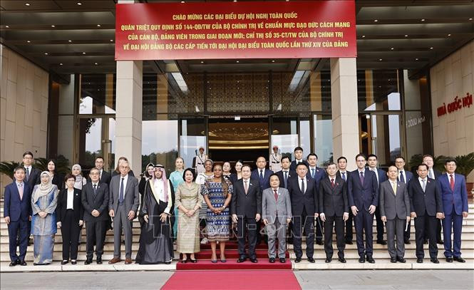 El presidente de la Asamblea Nacional de Vietnam, Tran Thanh Man, y los delegados. (Fuente: VNA)