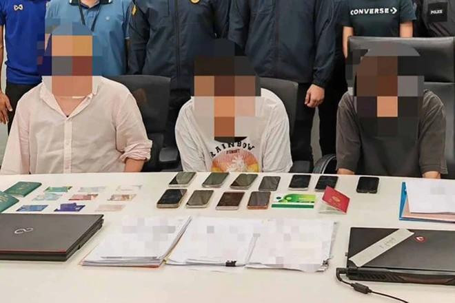 Los estafadores son arrestados en Tailandia. (Foto: policía tailandesa)
