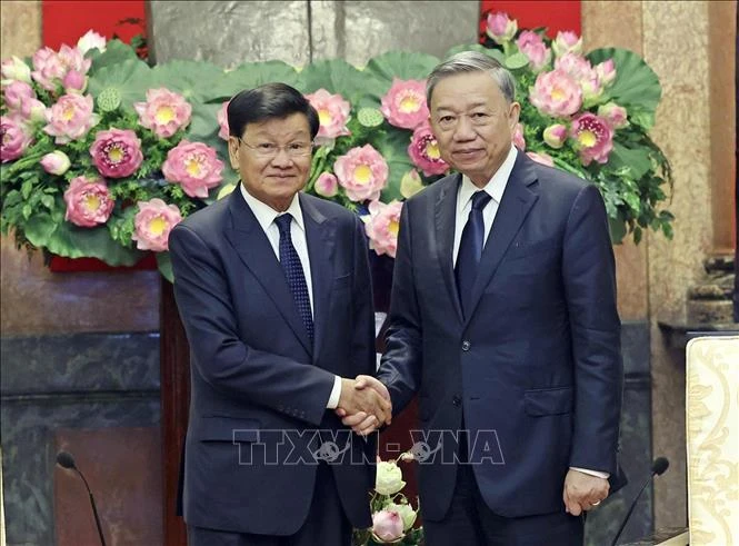 El presidente vietnamita, To Lam, recibe al secretario general del Comité Central del Partido Revolucionario Popular y presidente de Laos, Thongloun Sisoulith. (Fuente: VNA)