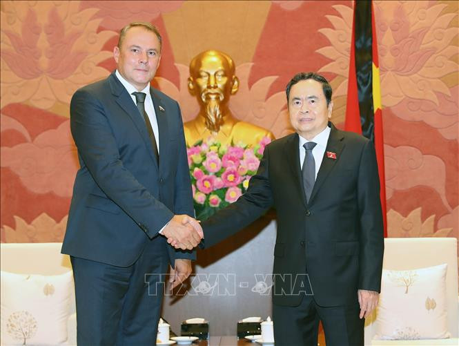El presidente de la Asamblea Nacional de Vietnam, Tran Thanh Man, recibe al vicepresidente de la Duma Estatal de Rusia, Tolstoi Piotr Olegovich. (Fuente: VNA)