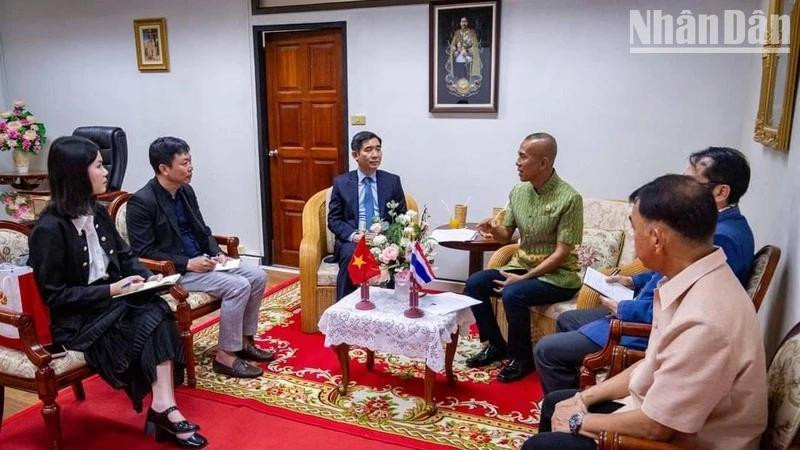 El embajador de Vietnam en Tailandia, Pham Viet Hung, y los gobernadores de la provincia de Trat. (Fuente: Embajada de Vietnam en Tailandia)