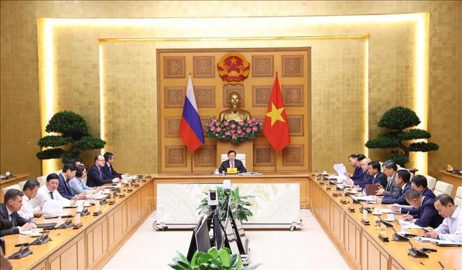 El viceprimer ministro vietnamita Tran Hong Ha y su homólogo ruso, Dmitry Chernyshenko, copresiden la reunión. (Fuente: VNA)