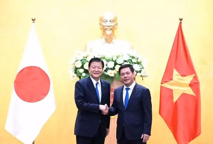 El ministro vietnamita de Industria y Comercio, Nguyen Hong Dien, y el ministro japonés encargado del Acuerdo Integral y Progresivo de Asociación Transpacífico (CPTPP), Shindo Yoshitaka. (Fuente: congthuong.vn)