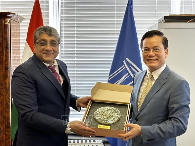 El vicecanciller vietnamita Ha Kim Ngoc (derecha), presidente del Comité Nacional para la UNESCO, y el titular del Comité del Patrimonio de la Humanidad, Vishal Sharma. (Foto: VNA)