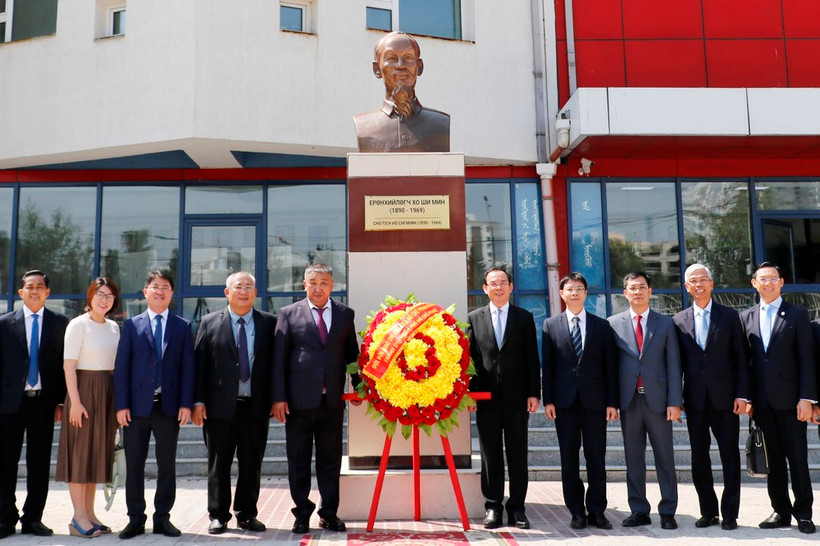 Los delegados colocan flores en el busto del Presidente Ho Chi Minh, en el campus de una escuela local que lleva su nombre. (Foto: sggp.org.vn)