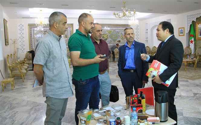El consejero comercial vietnamita Hoang Duc Nhuan (derecha) en el simposio (Foto: VNA)