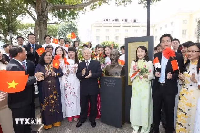 El secretario general del PCV, Nguyen Phu Trong, y los compatriotas rinden homenaje al Presidente Ho Chi Minh en su busto en el Museo de las Civilizaciones Asiáticas (Singapur), el 12 de septiembre de 2012. (Foto: VNA)