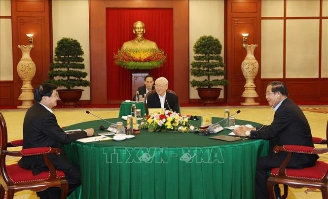 El secretario general del PCV, Nguyen Phu Trong, el presidente del Partido Popular de Camboya y el primer ministro, Hun Sen, y el secretario general del Partido Popular Revolucionario de Laos y presidente de ese país, Thongloun Sisoulith, en la Cumbre Vietnam – Camboya – Laos, el 26 de septiembre de 2021 en Hanoi. (Foto: VNA)