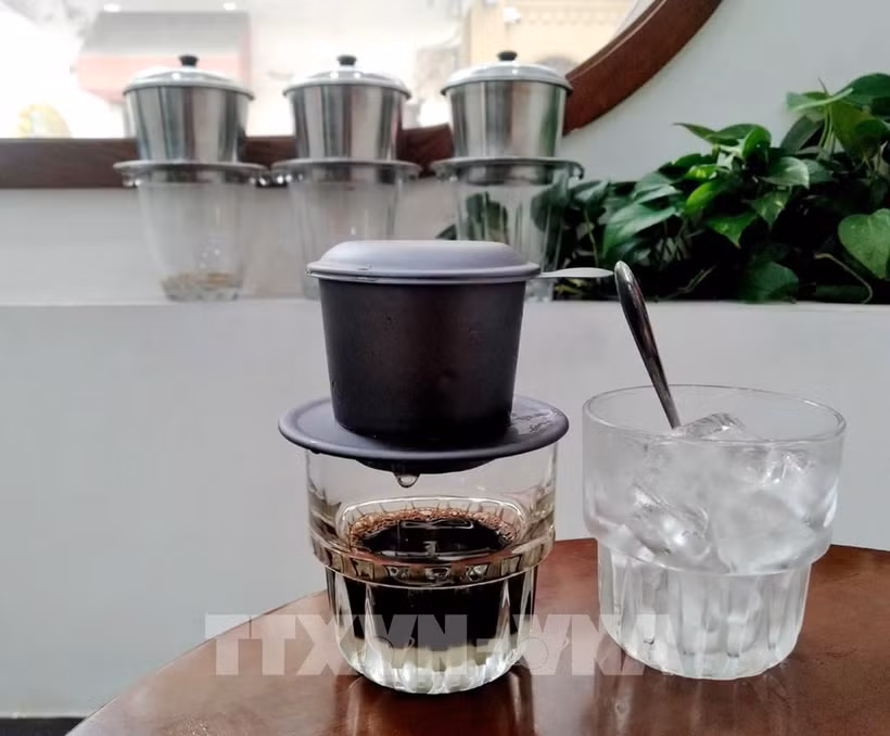 Una de las variedades más populares es el sữa đá, un café fuerte de filtro servido con hielo y leche condensada azucarada. (Foto: VNA)