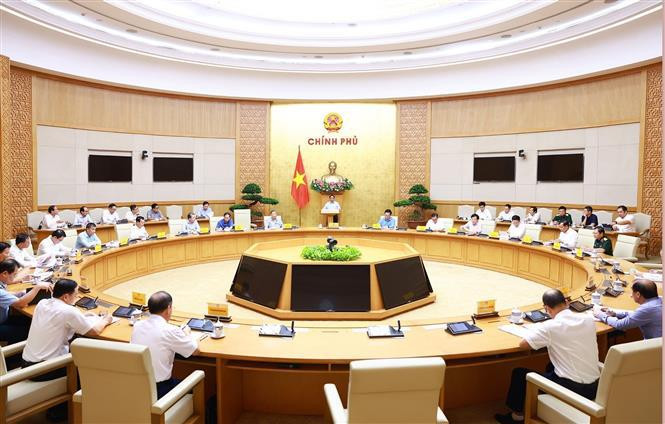 El primer ministro de Vietnam, Pham Minh Chinh, preside la reunión. (Foto: VNA)