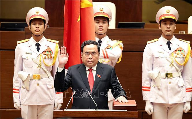 El presidente de la Asamblea Nacional de Vietnam, Tran Thanh Man, presta juramento. (Foto: VNA)