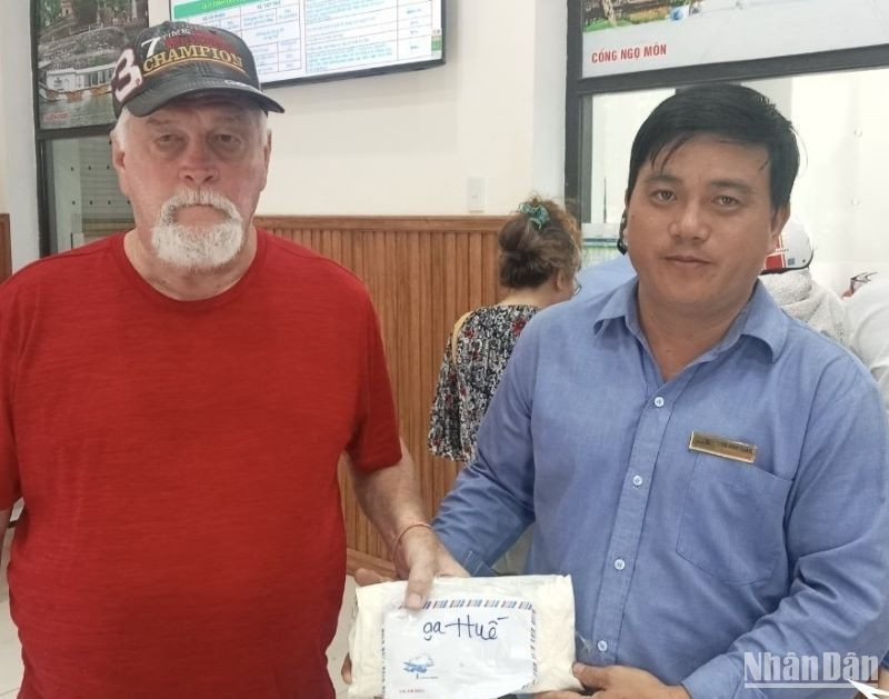 Recupera sus pertenencias turista extranjero en Vietnam