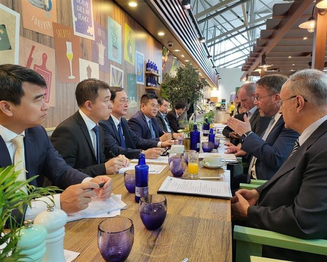 El ministro de Ciencia y Tecnología de Vietnam, Huynh Thanh Dat, se reúne con el ministro de Ciencia y Arte del Estado de Hessen, Timon Gremmels (Fuente: VNA)