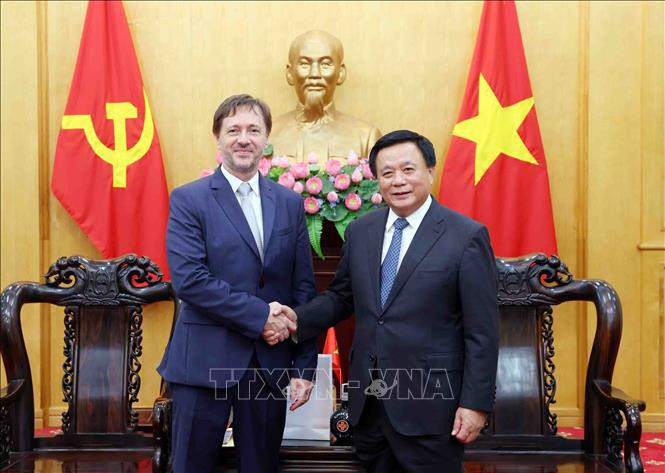 El director de la Academia Nacional de Política Ho Chi Minh y presidente del Consejo Teórico Central, Nguyen Xuan Thang,y el embajador de Hungría, Baloghdi Tibor (Fuente:VNA)