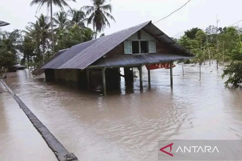 Más de cuatro mil personas aisladas debido a inundaciones y deslizamientos de tierra en Indonesia (Fuente: ANTARA)