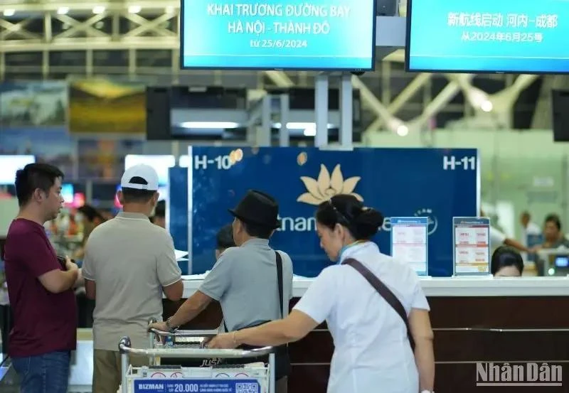 Pasajeros del primer vuelo entre Hanoi y la ciudad china de Chengdu (Fuente: Nhan Dan)