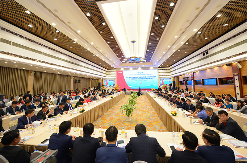 En la Conferencia nacional de asociaciones empresariales y empresarios vietnamitas 2023 (Fuente:VNA)