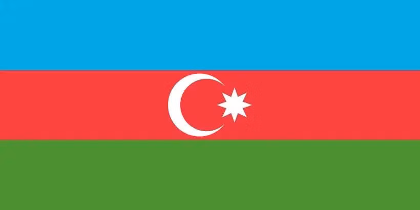 Bandera nacional de Azerbaiyán (Fuente: Wikipedia)