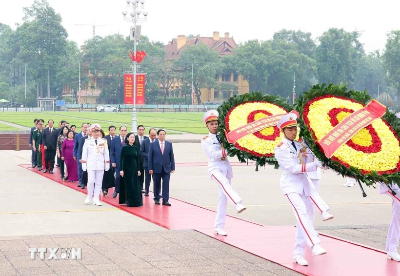 Una delegación de dirigentes del Partido, el Estado, la Asamblea Nacional, el Gobierno y el Frente de la Patria de Vietnam depositó hoy flores en el Mausoleo del Presidente Ho Chi Minh (Fuente: VNA)