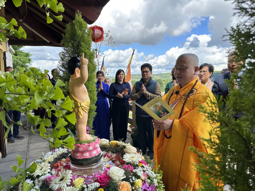 Celebran Día de Vesak en Monasterio Zen de Truc Lam en Francia. (Fuente:VNA)