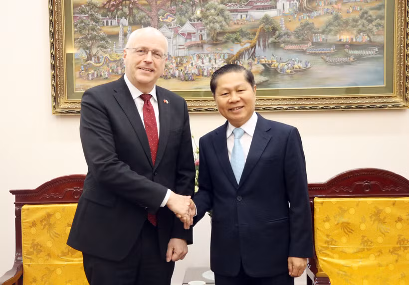 El viceministro vietnamita de Trabajo, Inválidos de Guerra y Asuntos Sociales Le Tan Dung y el embajador de Finlandia en Vietnam, Keijo Norvanto (Fuente: molisa.gov.vn)