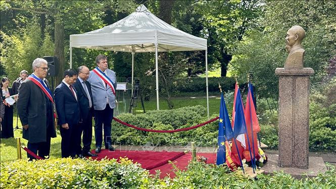 El ministro de Relaciones Exteriores de Vietnam, Bui Thanh Son, coloca flores ante el busto del Presidente Ho Chi Minh (Fuente: VNA)