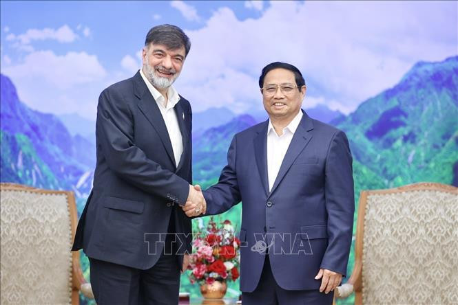 El primer ministro de Vietnam, Pham Minh Chinh (derecha), recibe al general de brigada Ahmad Reza Radan, jefe del Comando de Aplicación de la Ley de Irán. (Foto: VNA)