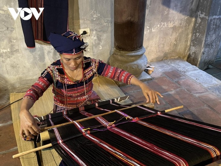 Aldea vietnamita conserva oficio tradicional milenario de tejido de brocado 