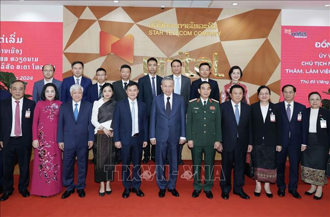 El presidente de Vietnam, To Lam, y representantes de Star Telecom. (Foto: VNA)