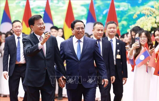 El primer ministro de Vietnam, Pham Minh Chinh (derecha), recibe al secretario general del Partido Popular Revolucionario y presidente de Laos, Thongloun Sisoulith. (Foto: VNA)