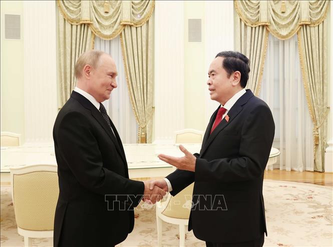 El presidente de la Asamblea Nacional de Vietnam, Tran Thanh Man (derecha), se reúne con el presidente de Rusia, Vladimir Putin. (Foto: VNA)